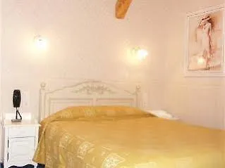 Hotel Acanthe Du Temple 2*