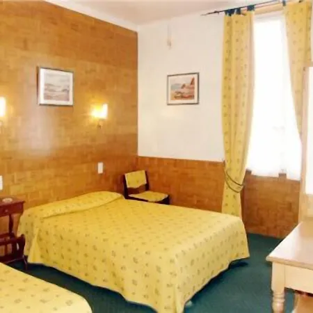 Hotel Acanthe Du Temple 2*