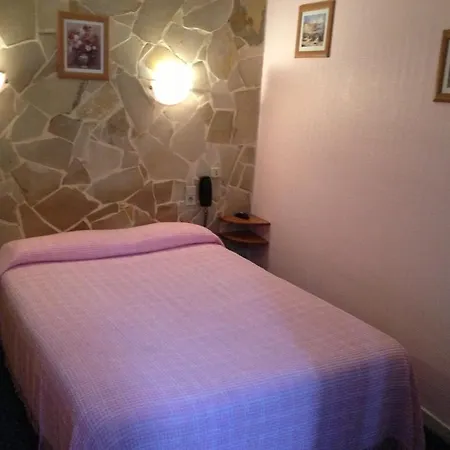 Hotel Acanthe Du Temple 2*